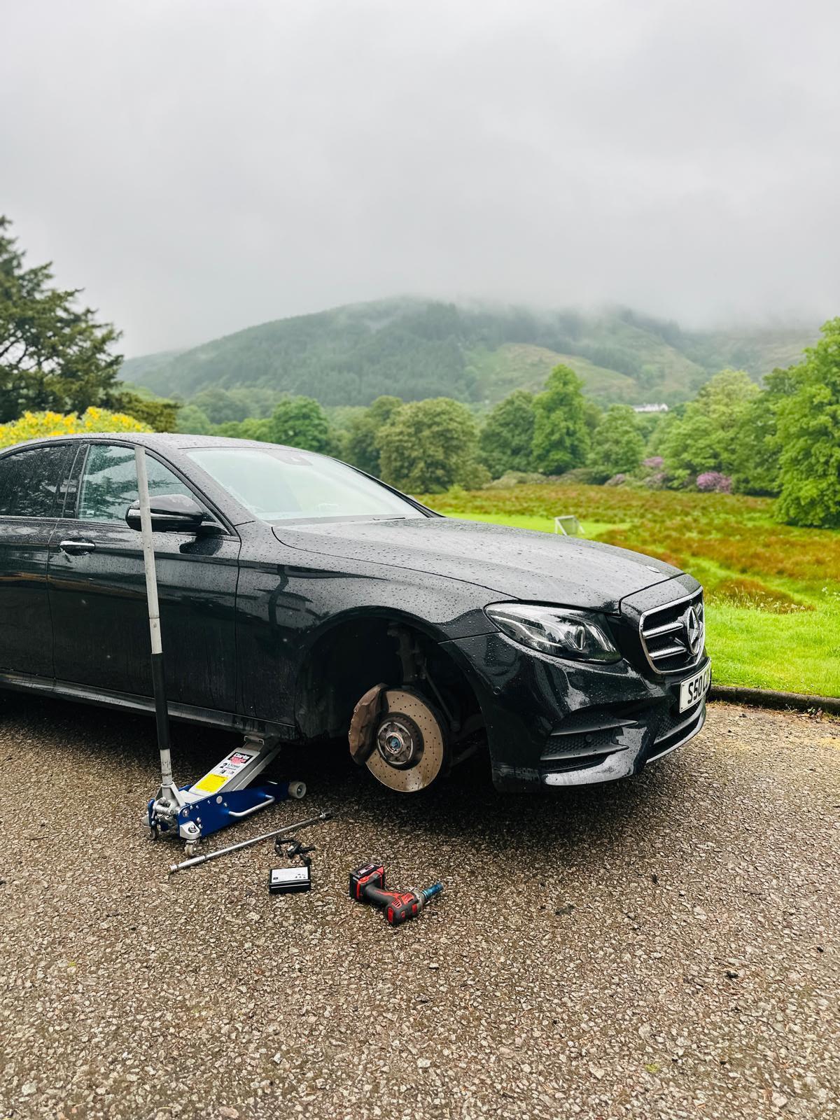 Mercedes raised for an on-site wheel replacement